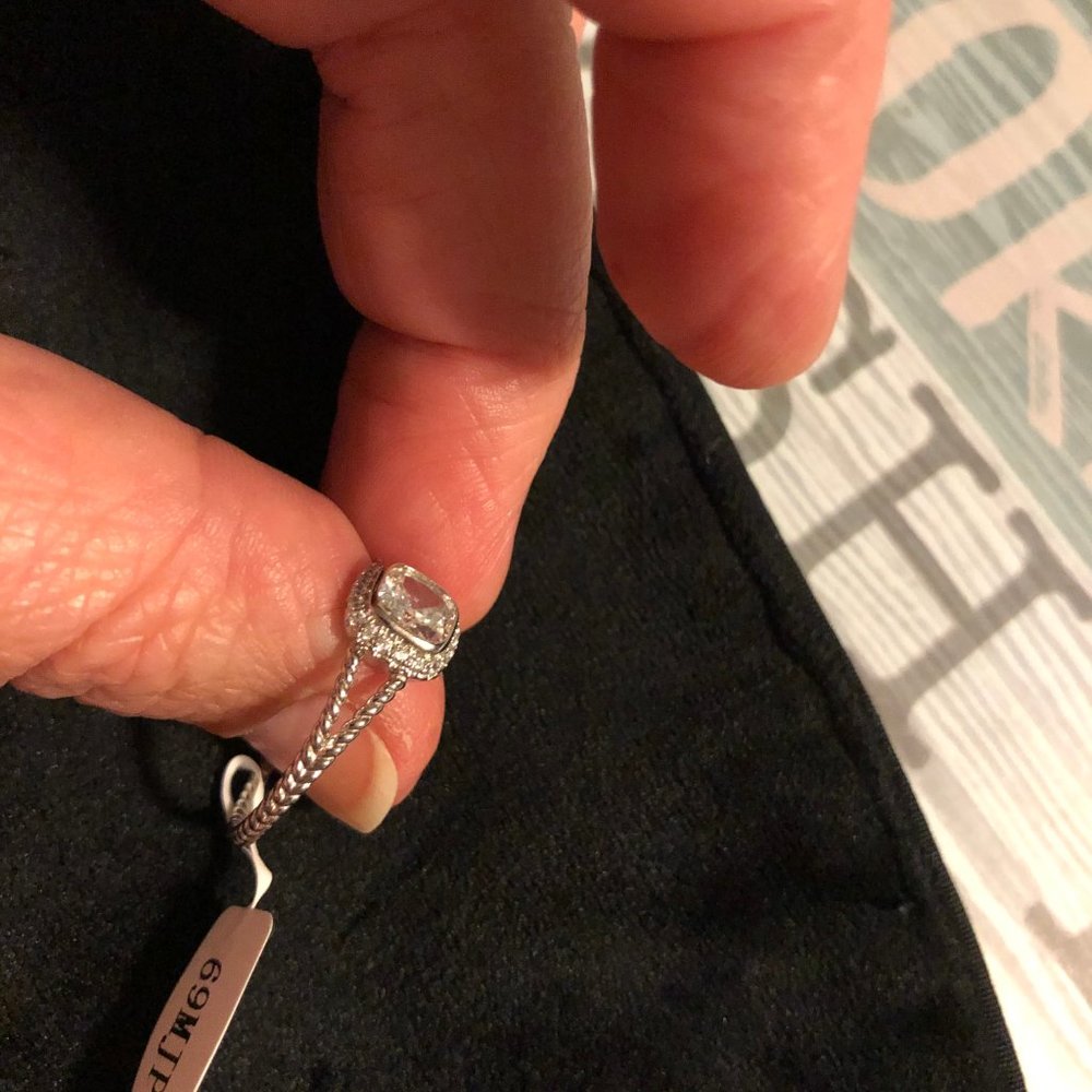 Beautiful classic Ring - Picture 3 of 4